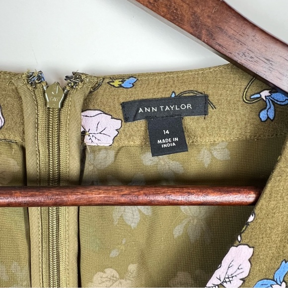 Anne Taylor Green Floral Bell Sleeve Dress Women 14 Lined Fall Eyelet Vneck 0185 - Picture 9 of 9